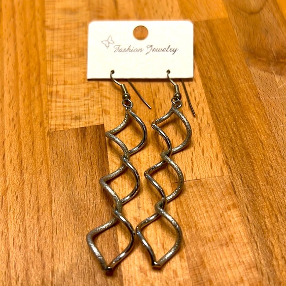 Assorted fashion earrings. - Picture 4 of 15